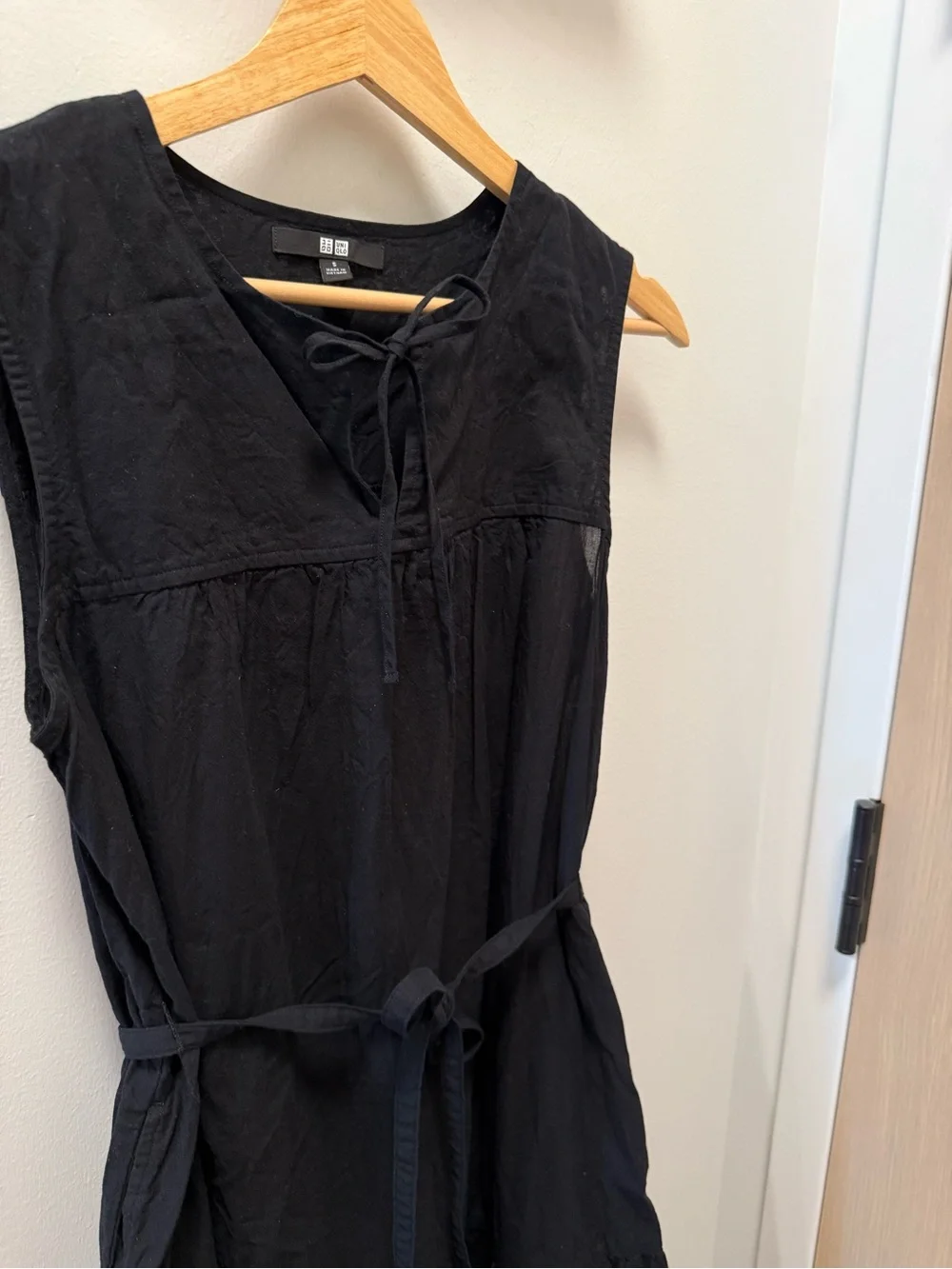 Women's Black Sleeveless Tie-Waist Midi Dress